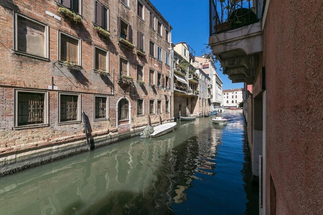 Behind On The Canalside Venice Exterior photo